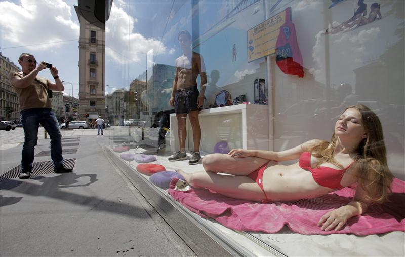 Photo : Mannequins vivants dans les magasins COIN à Milan —— REUTERS, Alessando Garofalo, FASHION CIVIL UNREST, Italie